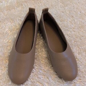 Everlane Tan Leather Slip-On Flats with Rounded Toe Size 6.5